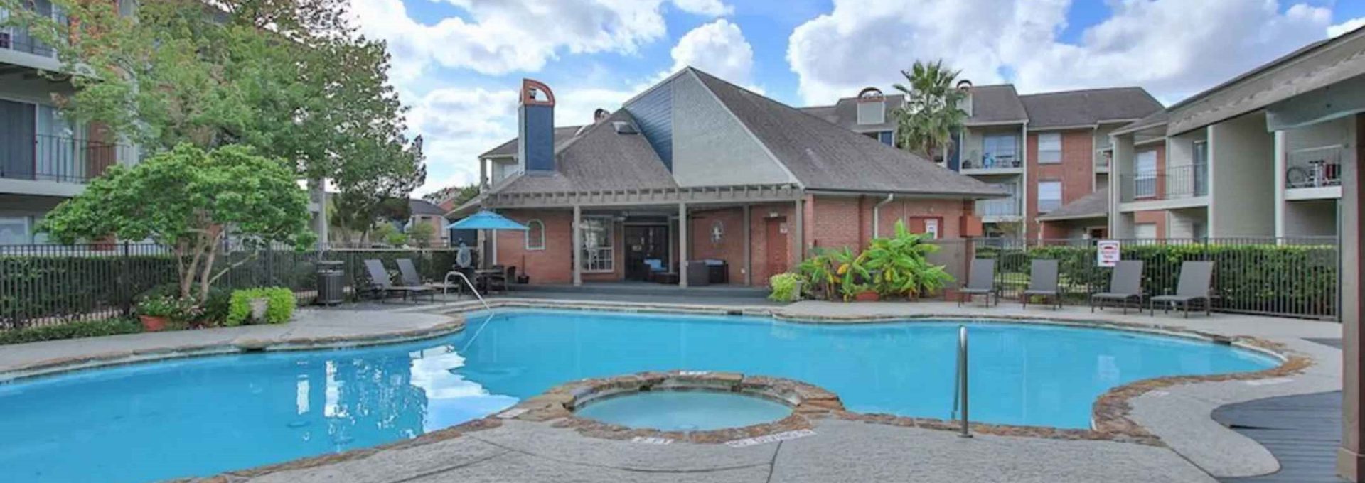 the pool at The Westmount at Copper Mill