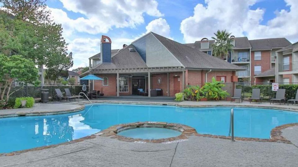 the pool at The Westmount at Copper Mill