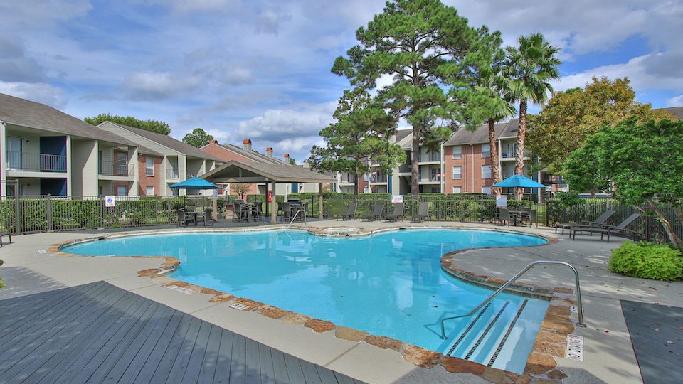 the pool at The Westmount at Copper Mill