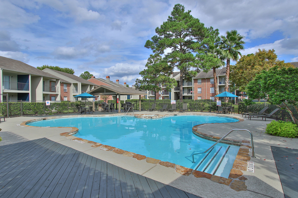 the pool at The Westmount at Copper Mill