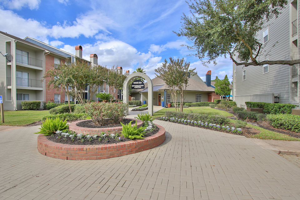 the courtyard at The Westmount at Copper Mill