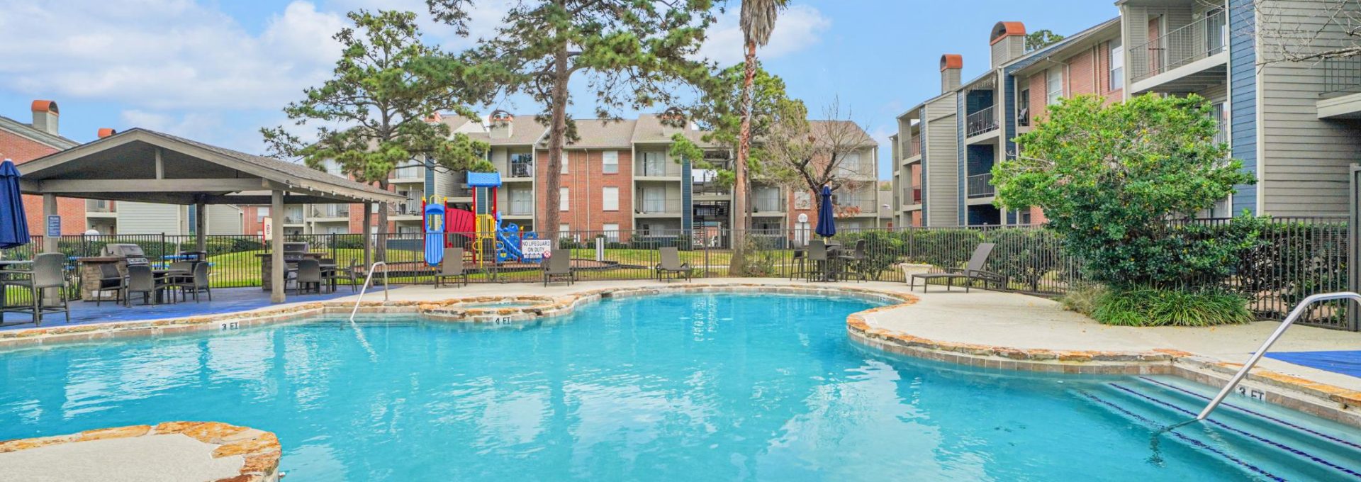 the pool at The Westmount at Copper Mill